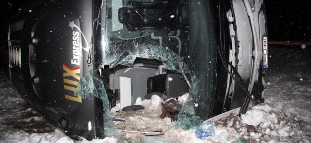Ceļā no Rīgas uz Sanktpēterburgu avarējis Lux Express autobuss; 13 cietušie