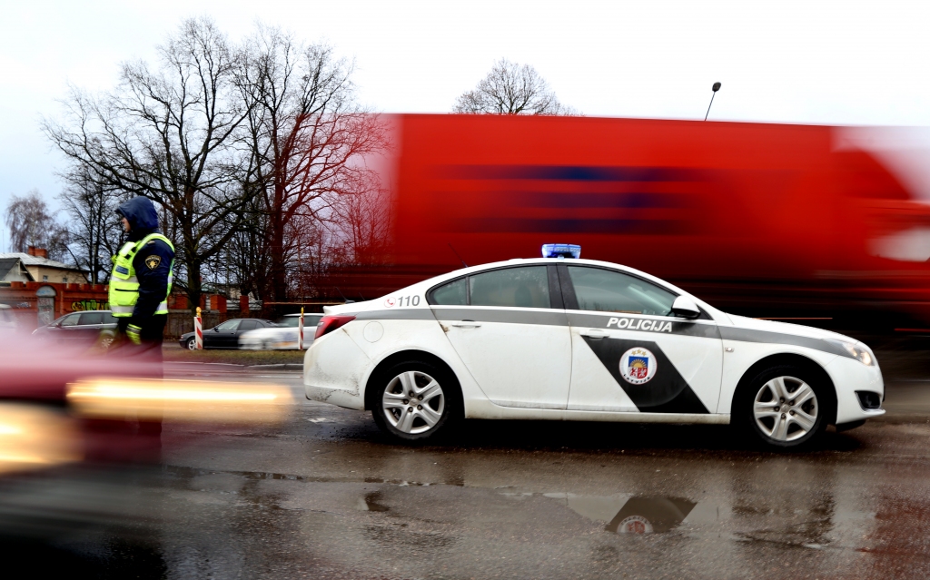 Vāc parakstus, lai policistiem, kuri atsakās no kukuļa, izmaksātu divtik lielas prēmijas