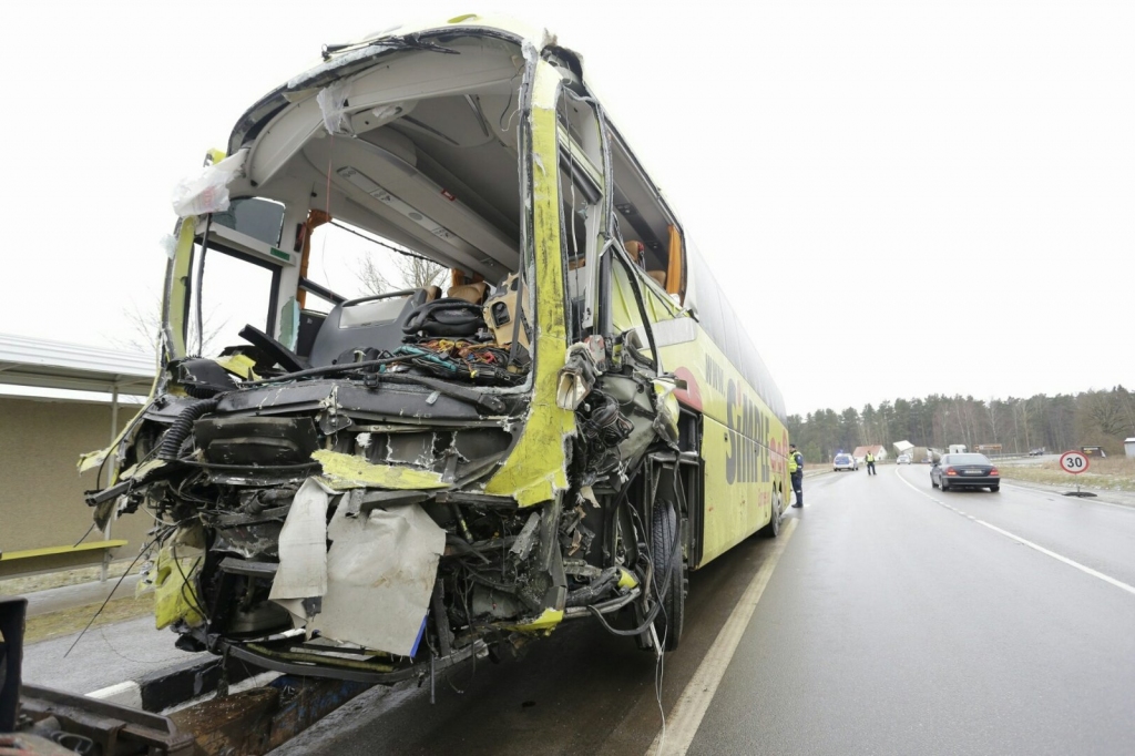 Igaunijas policija par autobusa avāriju: Brauca ātri pa melno ledu