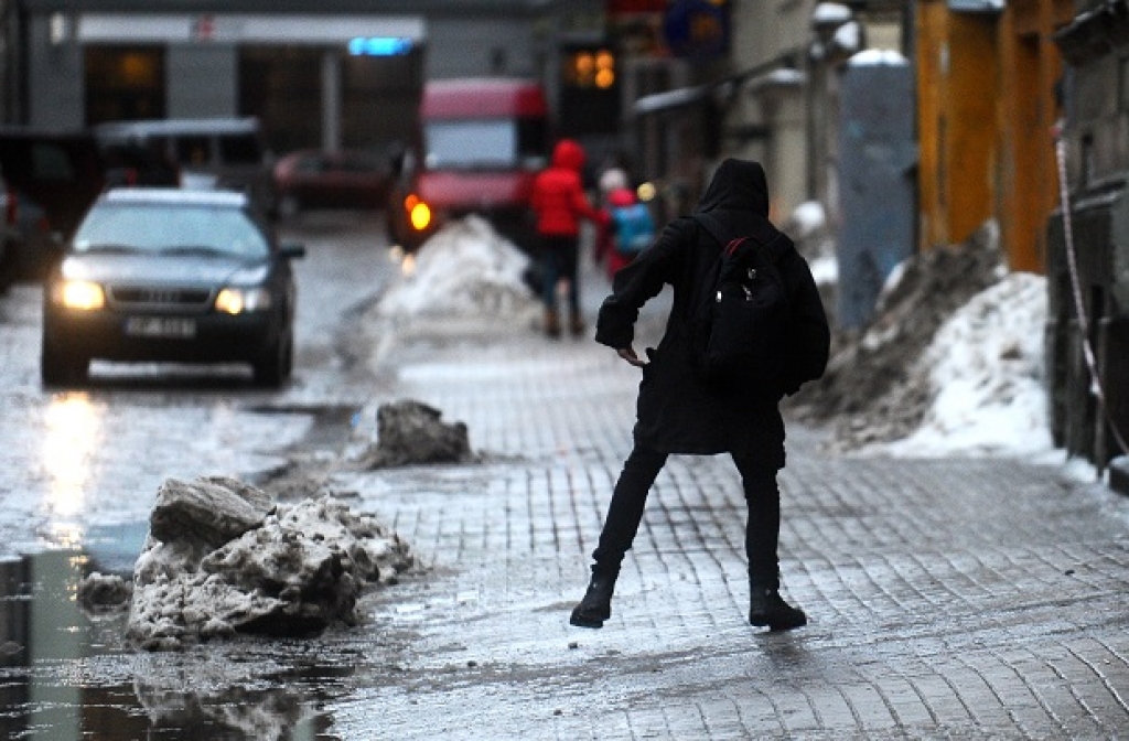 Rīdzinieki sūdzas par slidenām ietvēm; pašvaldība aicina būt uzmanīgiem