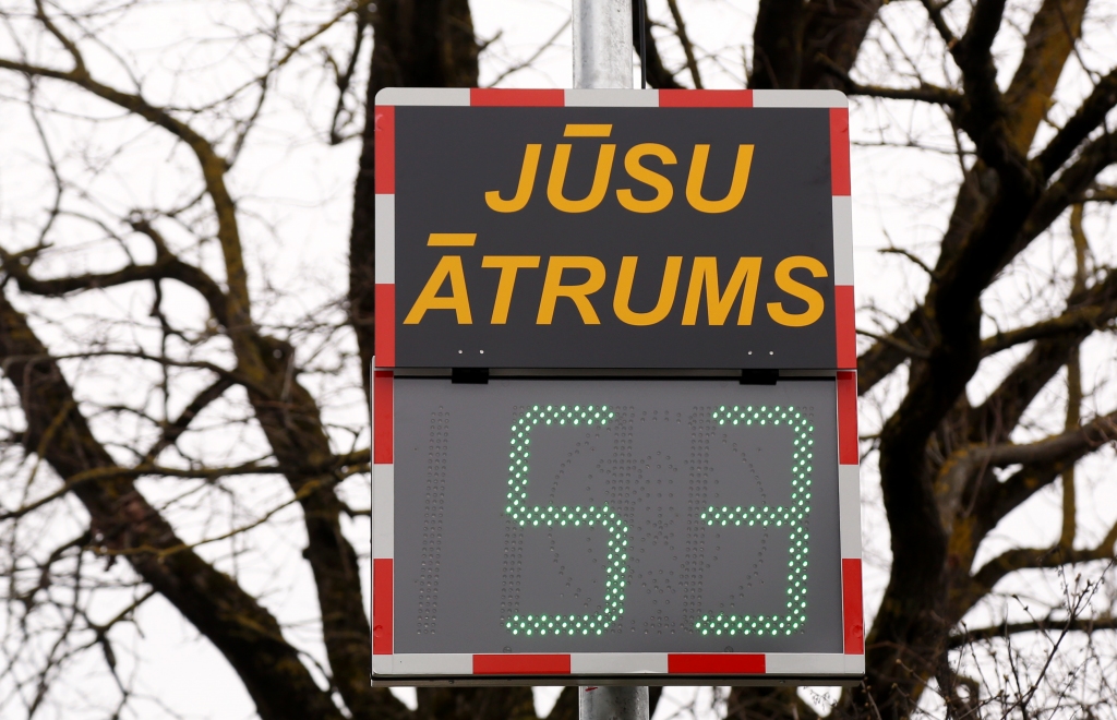 FOTO: Katlakalna melnajā punktā uzstāda braukšanas ātruma mērītāju