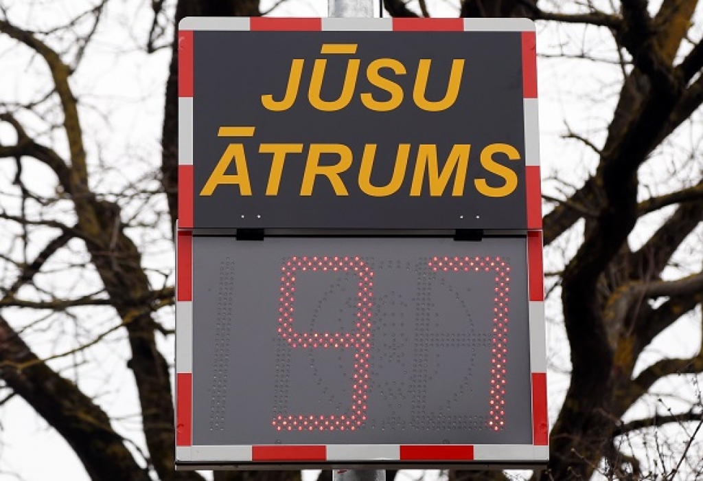 FOTO: Katlakalna "melnajā punktā" braukšanas ātruma mērītājs