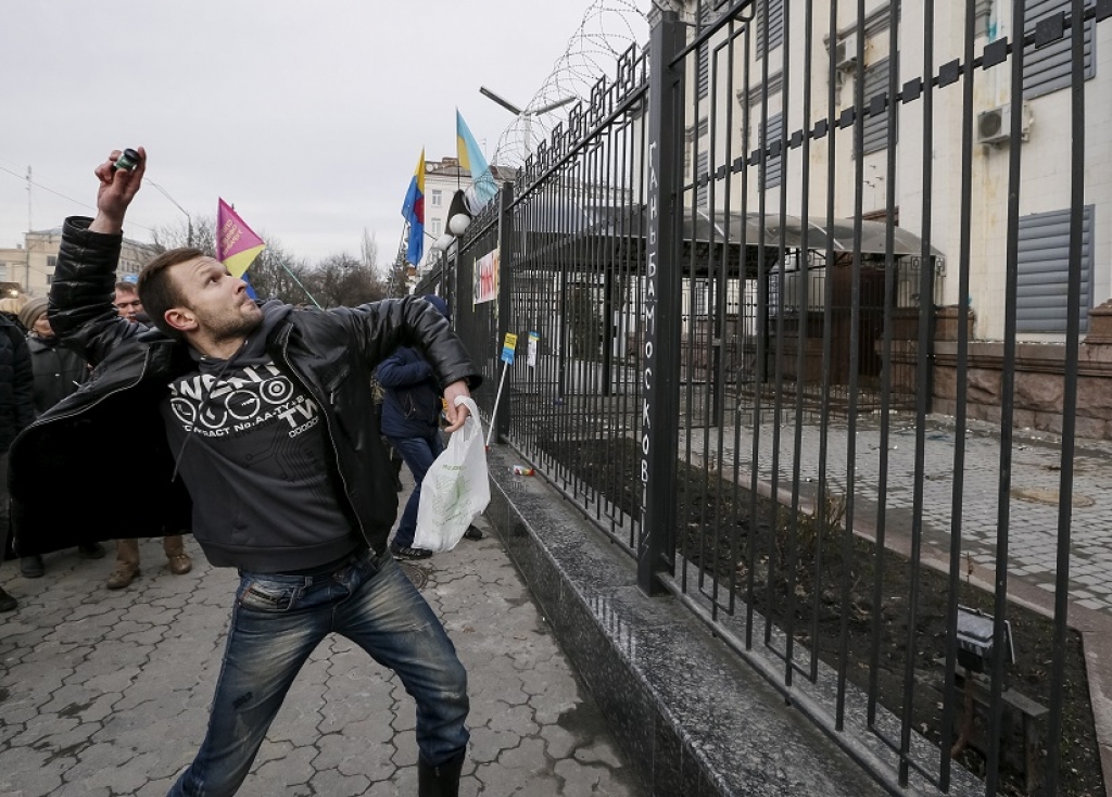 FOTO: Protestos pret Savčenko aizturēšanu ukraiņi uzbrūk Krievijas vēstniecībai