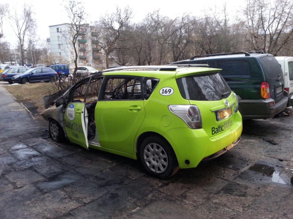 Papildināta ar foto: Rīgā sadeg vairāki BalticTAXI taksometri