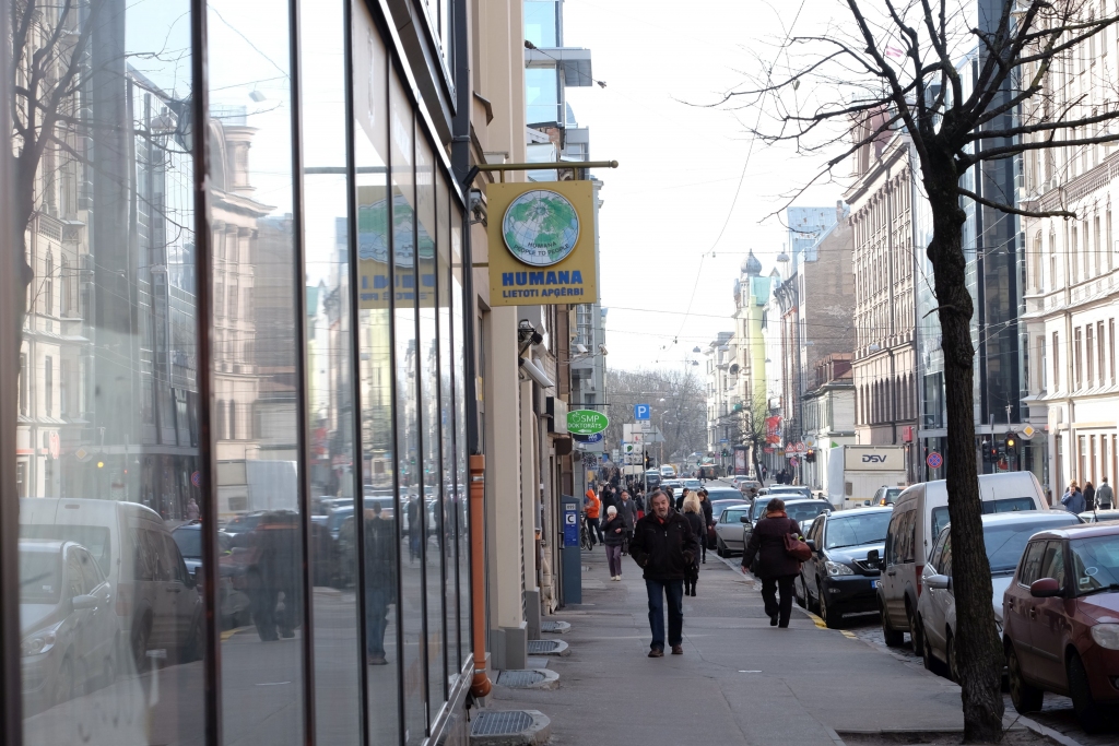 Pēc telpām Rīgas centrā lūkojas kafejnīcas; «humpalu» veikali notur pozīcijas