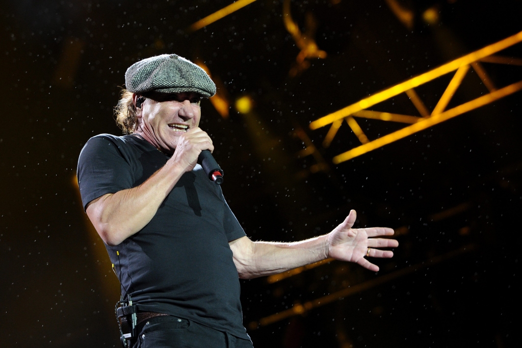 Roka gigantiem AC/DC jāaptur koncertturneja, lai glābtu vokālista dzirdi