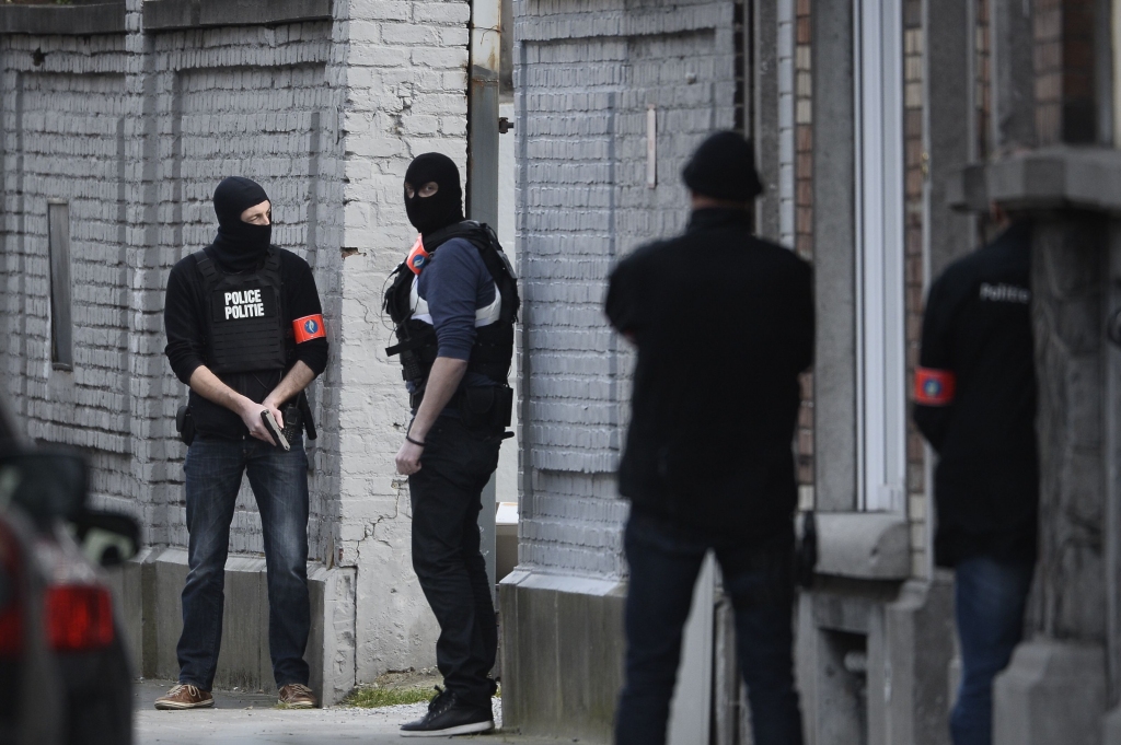 Ar Parīzes teroraktu saistītā apšaudē Briselē ievainoti 3 policisti; šāvējs bēguļo