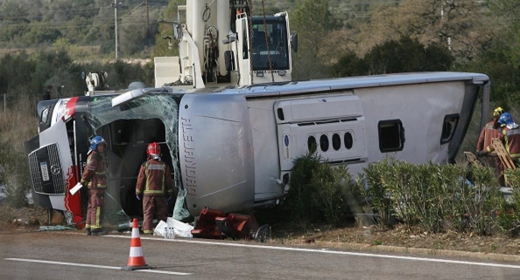 Ar studentiem pilna autobusa avārijā Spānijā vismaz 14 bojāgājušie
