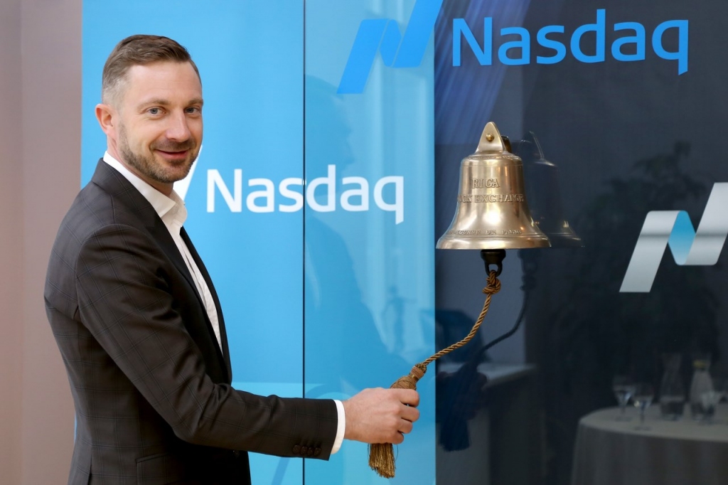 Papildināta - FOTO: ELKO vadītājs ieskandina Nasdaq Riga zvanu par godu obligāciju iekļaušanai biržā