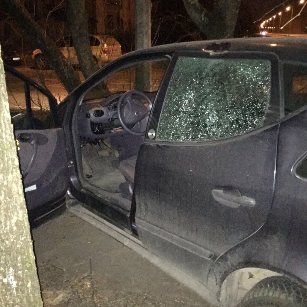 Ķengaragā pēc pakaļdzīšanās aiztur divus vīriešus ar 57 kredītkartēm