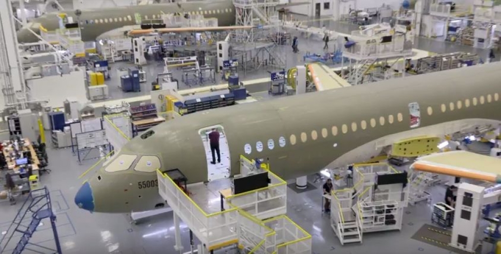 Video: kā tiek ražota airBaltic Bombardier CS300 lidmašīna