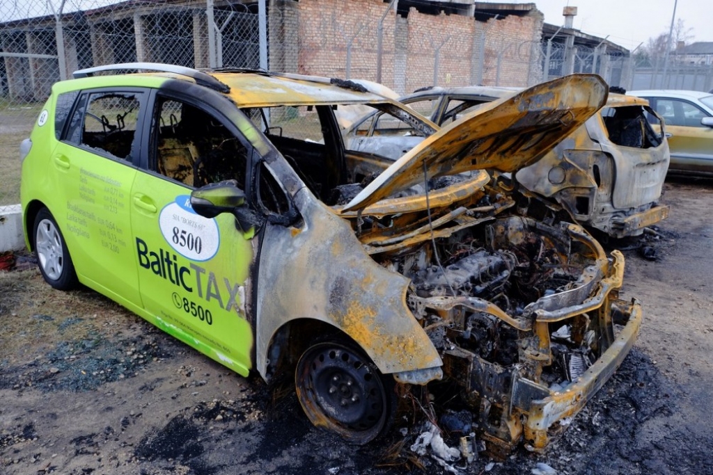 Sadedzināta vēl viena BalticTaxi un divas privātās automašīnas