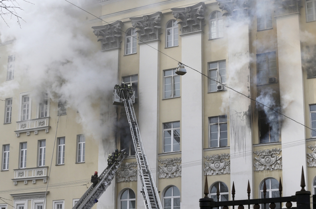 FOTO: Krievijas Aizsardzības ministrijas ēkā pamatīgs ugunsgrēks