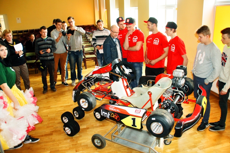 Izglītības iestādei dāvā kartingu