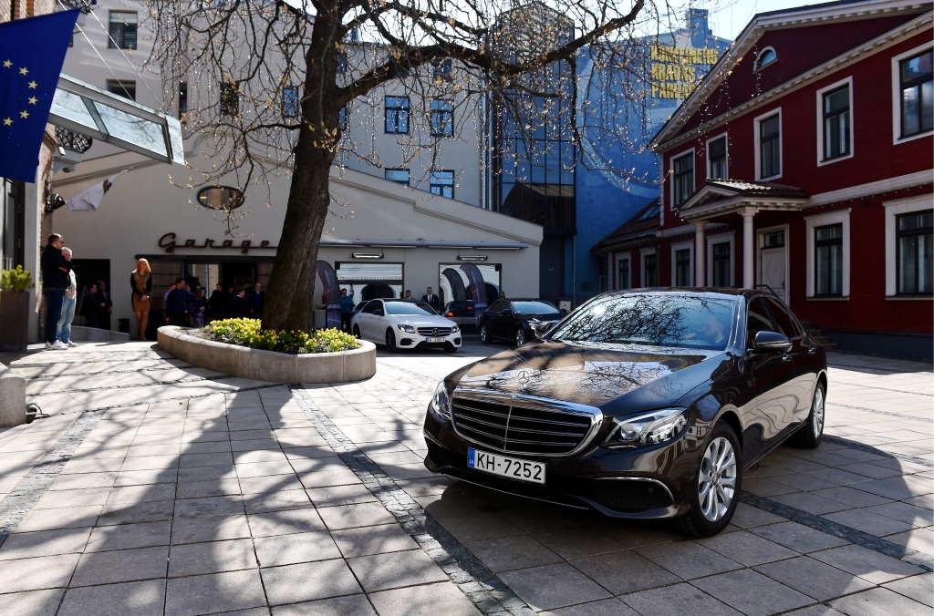 FOTO: Prezentē jauno biznesa klases Mercedes-Benz