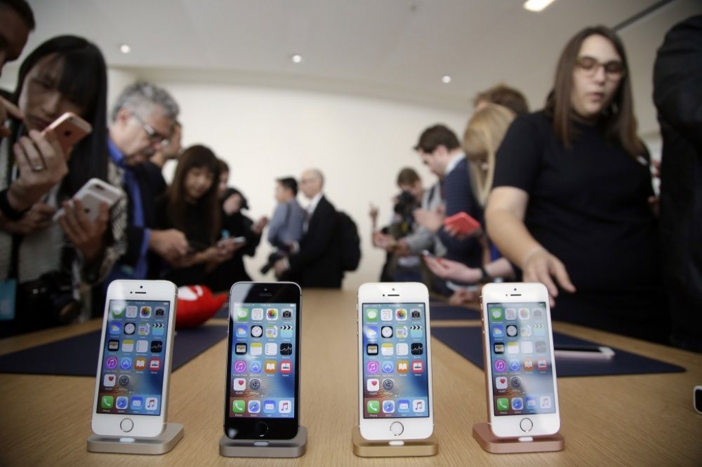 IPhone pārdošanas apjomi sarukuši pirmo reizi vēsturē