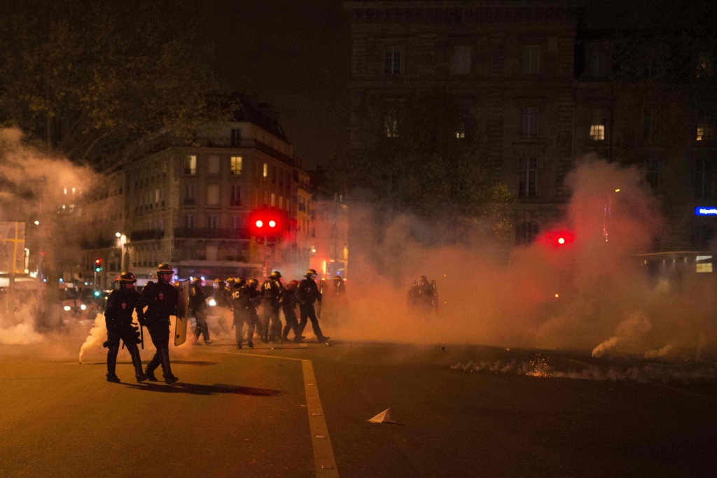 Protestos Francijā ievainoti 24 policisti, 124 cilvēki aizturēti