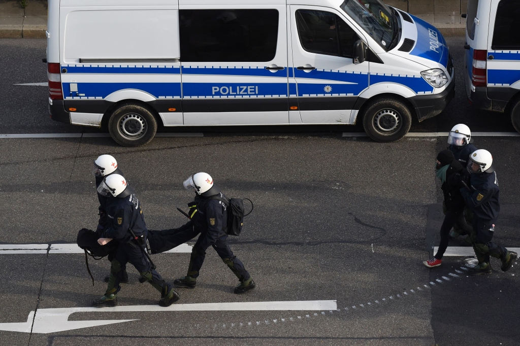 FOTO: Vācijas policija pie eiroskeptiķu AfD kongresa arestē 400 protestētājus