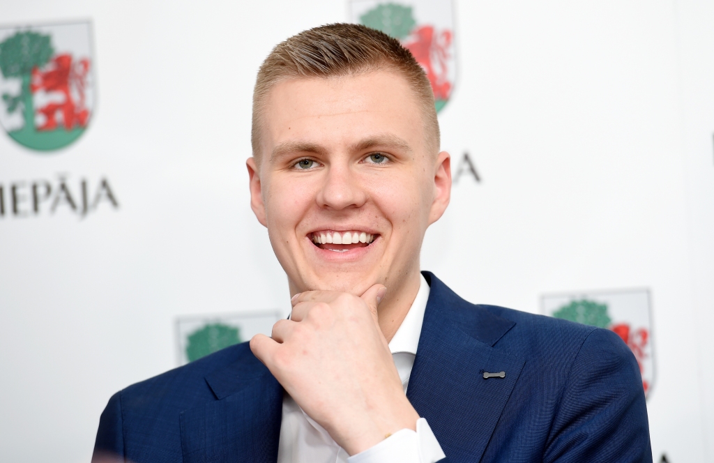 Porziņģis savam pirmajam trenerim pasniedz čeku par 50 000 eiro