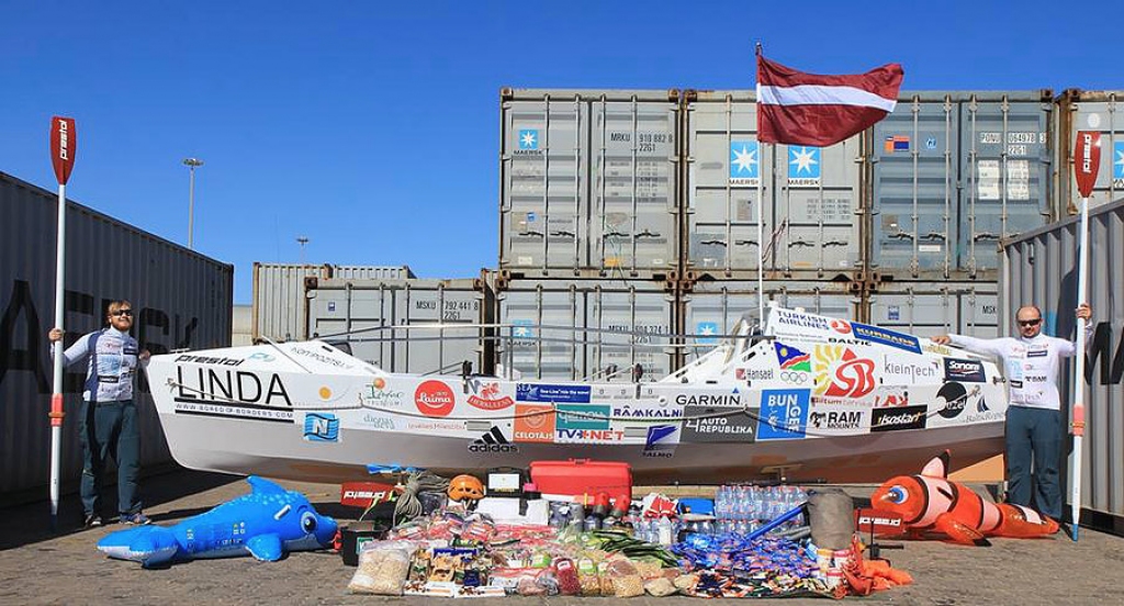 Divi latvieši airu laivā Linda sāk ceļu pāri Atlantijas okeānam