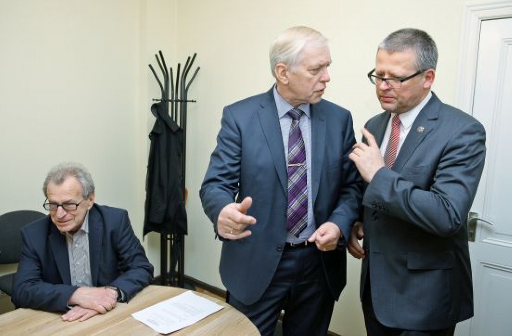 Parlamentārieši zem lupas