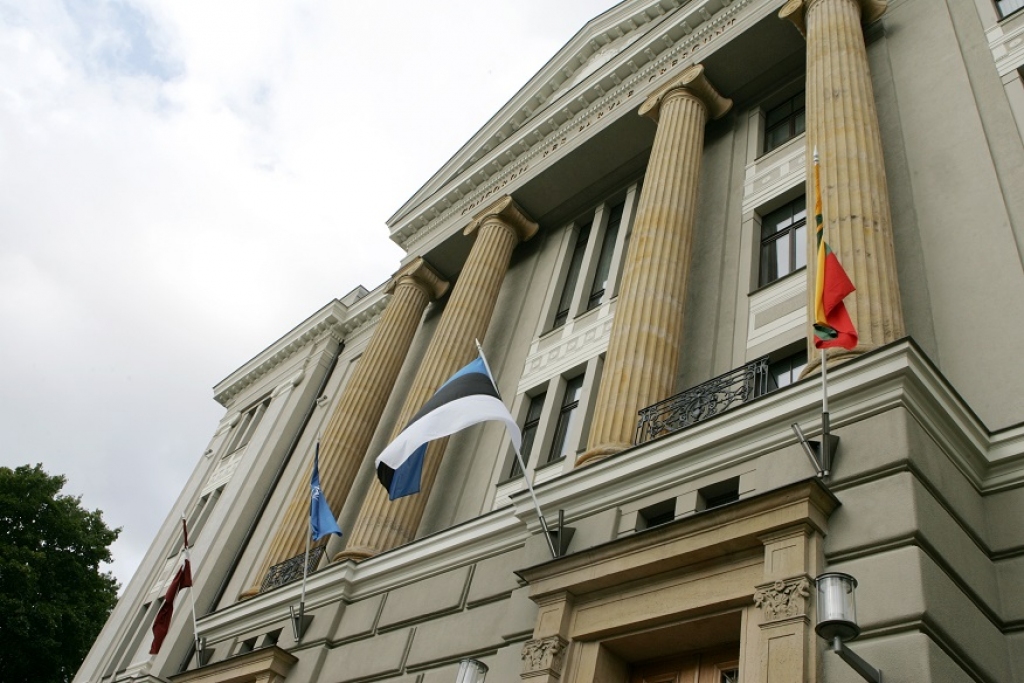 Koalīcijas politiķi ir pret EK piedāvāto naudas sodu par neuzņemtajiem patvēruma meklētājiem (papildināts 16:12