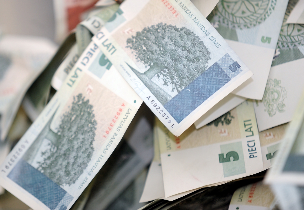 No apgrozības izņemti 95% lata banknošu