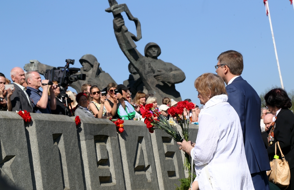 FOTO: Ušakovs, vēstnieki un veterānu tuvinieki noliek ziedus pie pieminekļa Uzvaras parkā