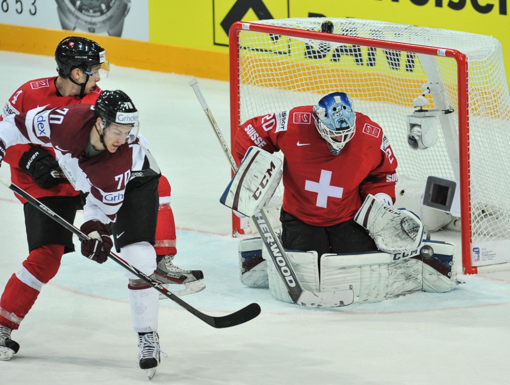 Latvija atspēlējas no 0:3, bet deviņu vārtu trillerī piekāpjas Šveicei