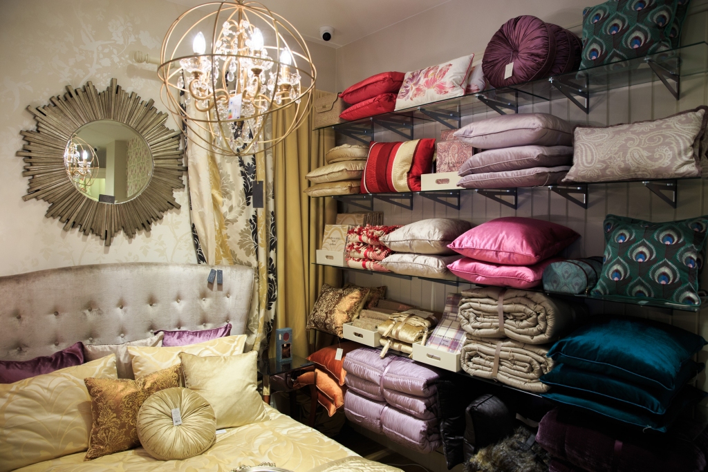 FOTO: Rīgā atklāts angļu modes un interjera zīmola Laura Ashley salonveikals