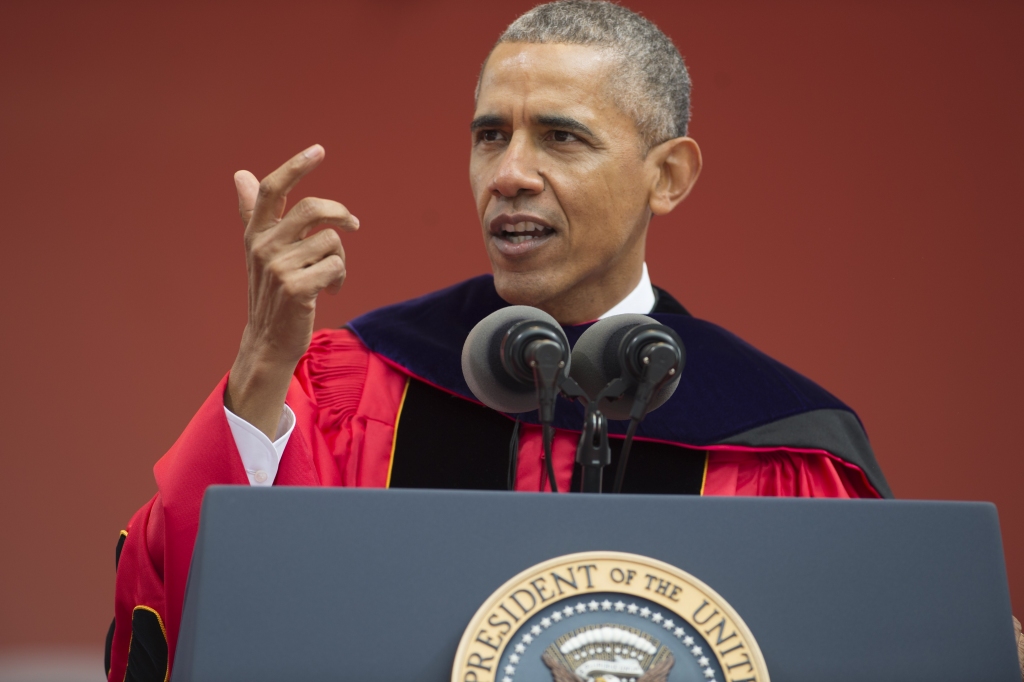 Obama caur puķēm kritizē Trampu