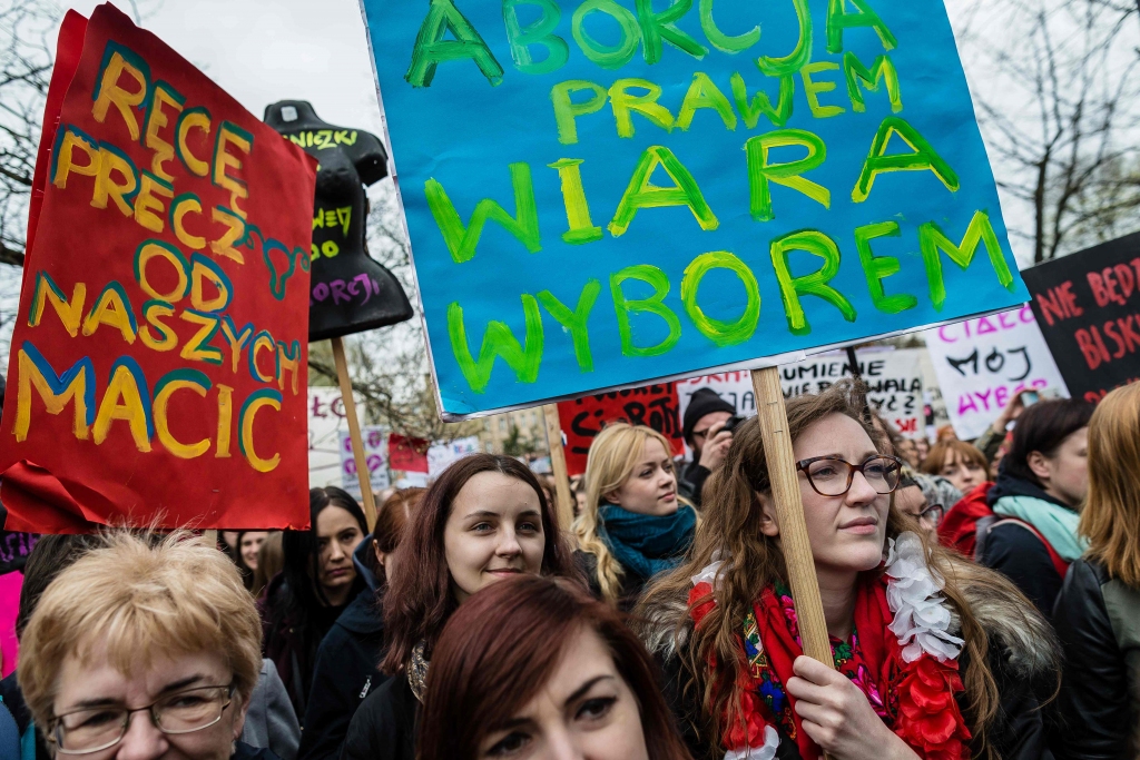 Polijā 140 pilsētās notikušas demonstrācijas pret abortiem