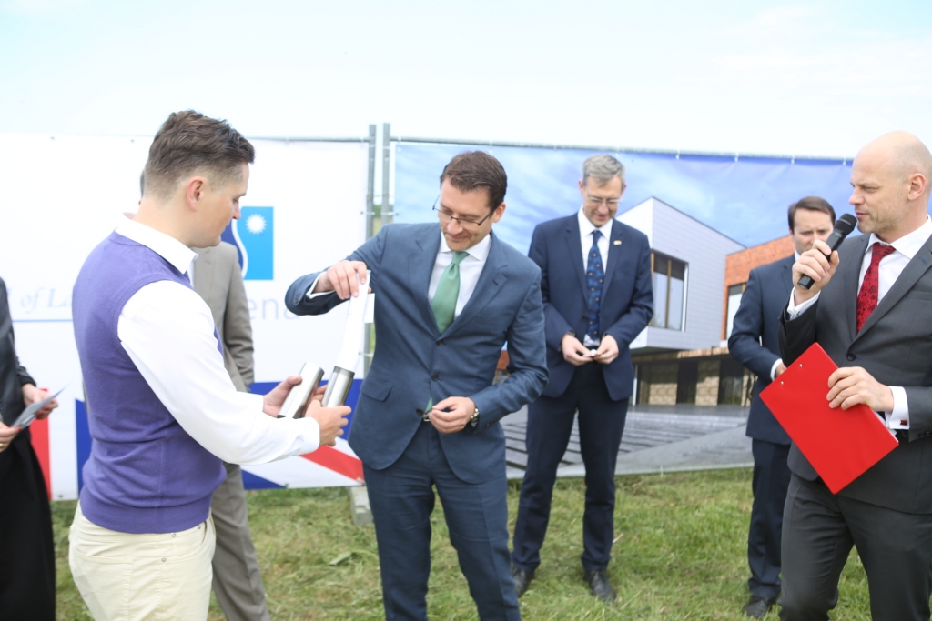 FOTO: Salienā liek pamatakmeni King's College Britu skolai Latvijā