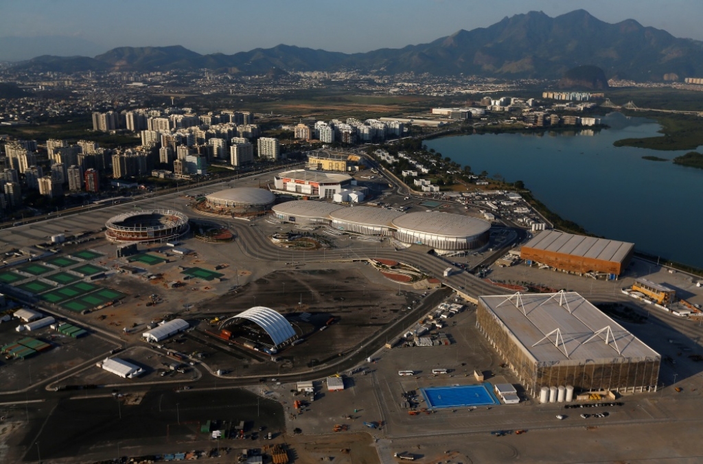 FOTO: Rio Olimpiskajā parkā vēl turpinās būvdarbi