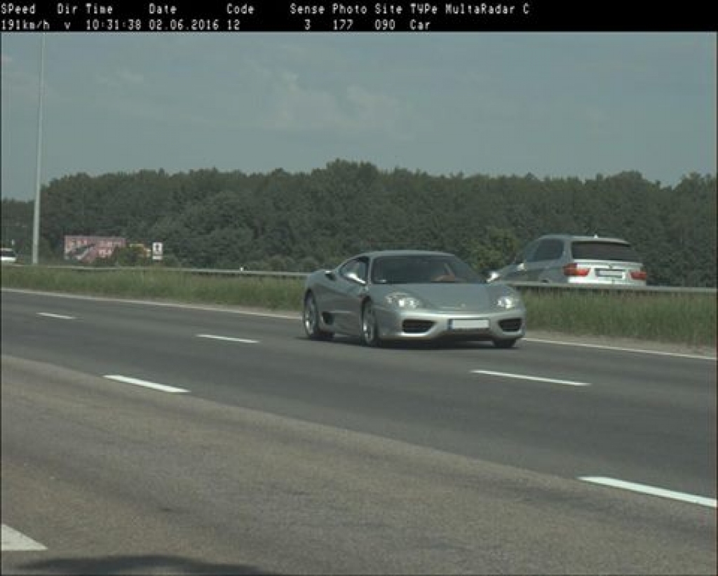 Ferarri vadītājs Babītes novadā traucas ar 191 kilometru stundā lielu ātrumu