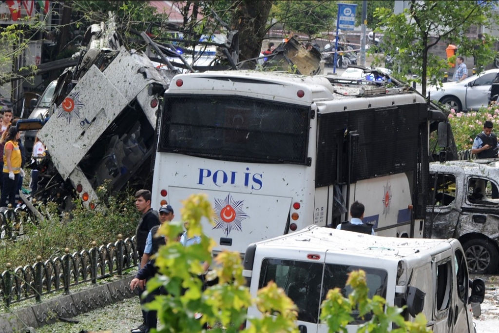 Pret policiju vērstā sprādzienā Stambulā nogalināti 11 cilvēki