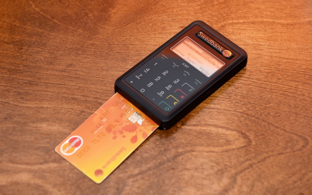 FOTO: Kurām bankām ir visvairāk maksājumu karšu un bankomātu?