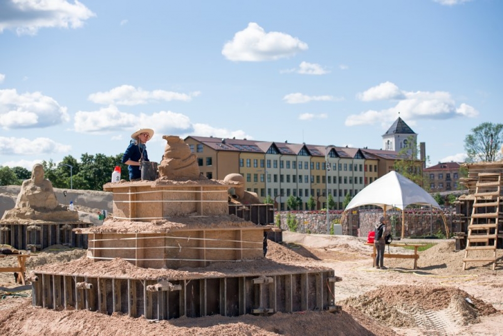 FOTO: Jelgavā top smilšu skulptūras