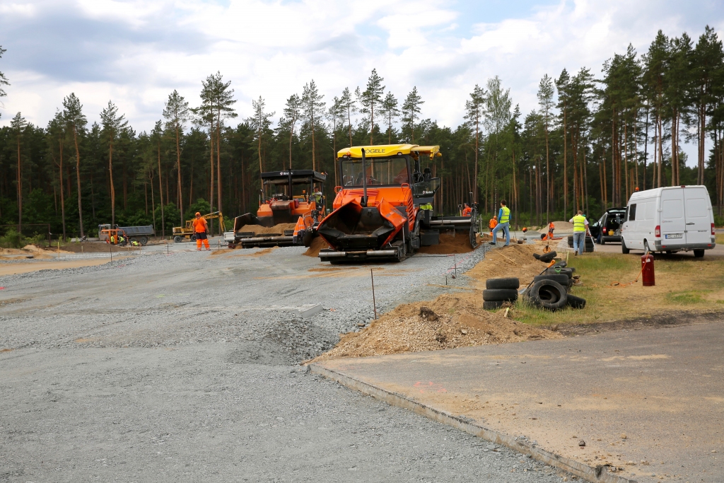 FOTO: CSDD Biķernieku trasē izmēģināta unikāla ceļu būves tehnoloģija