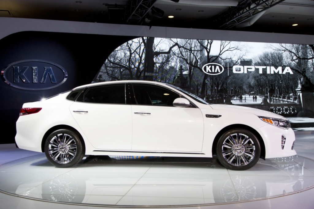 KIA Optima iemācījusies stilīgi braukt