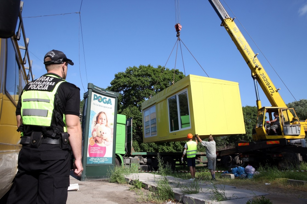 FOTO: Aizvāc Deglava ielā neatļauti novietotus kioskus