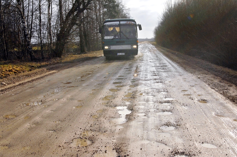 Rundāles pašvaldība no valsts pārņems Svitenes ceļu