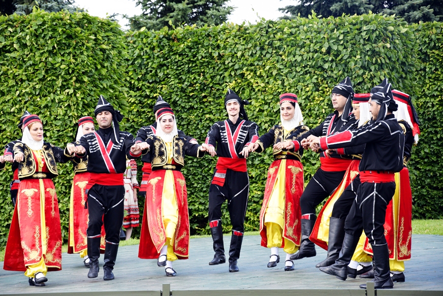 Valdzina deju un rožu krāšņums