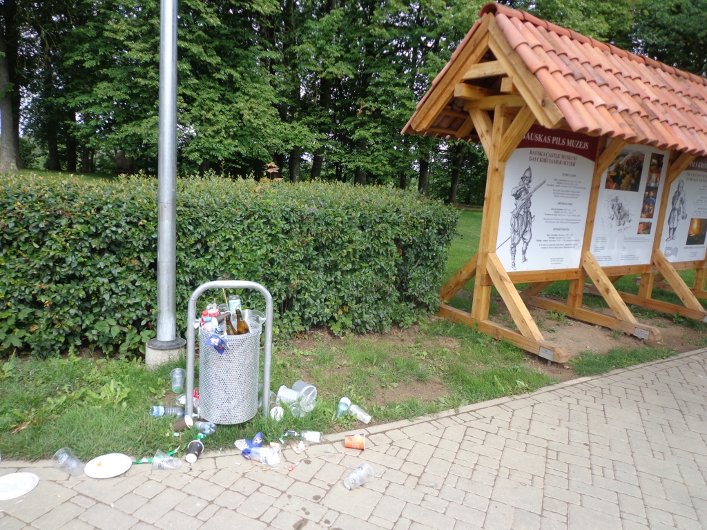 Pēc festivāla tūrisma objekta – Bauskas pils – apkaime netīra