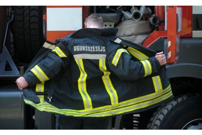 Iecavā deg pirtiņas jumts