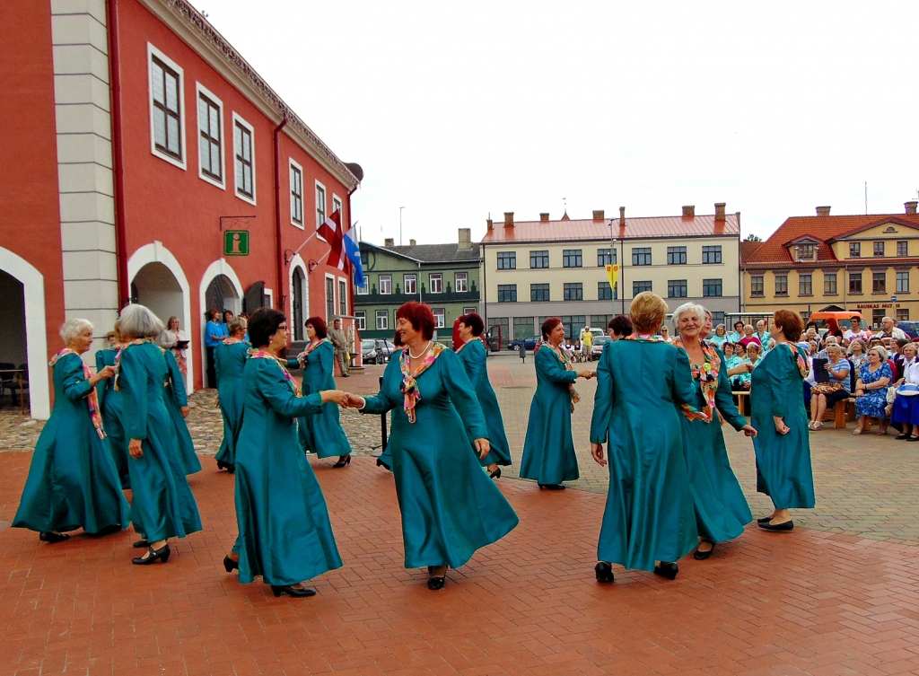 Deju festivāls «Annas danči» pieskandē Bausku