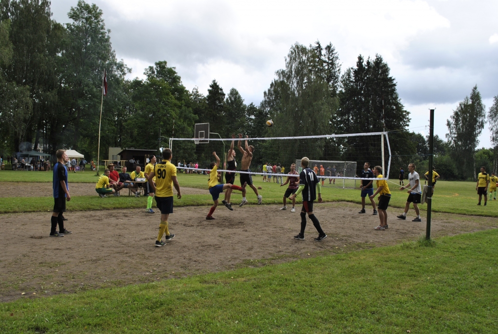 Kurmenē sporto kaimiņu pagastu un novadu ļaudis
