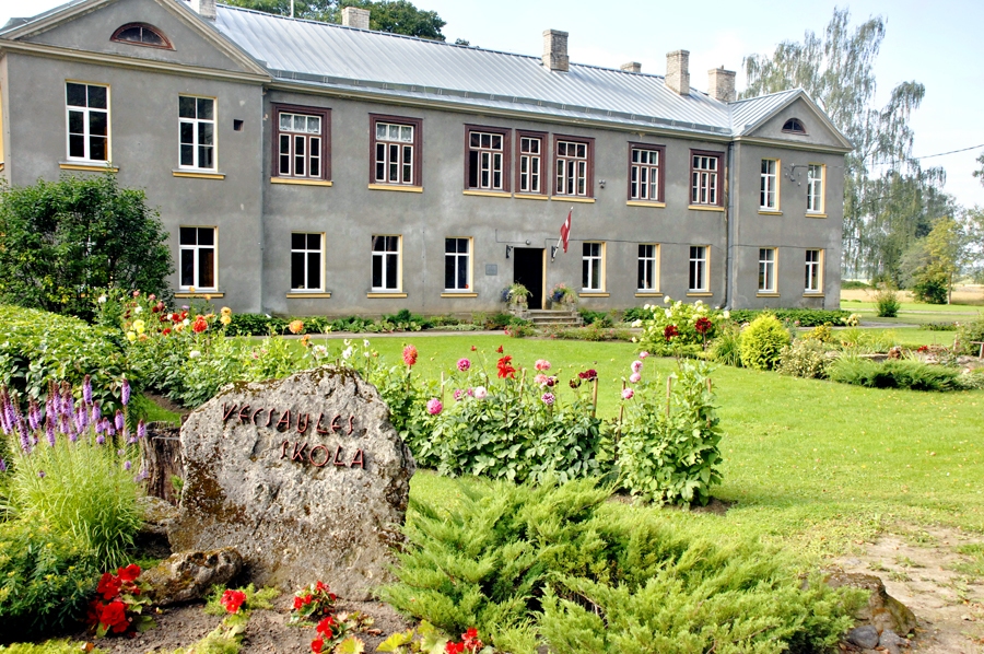 Direktoru neatbrīvo no darba