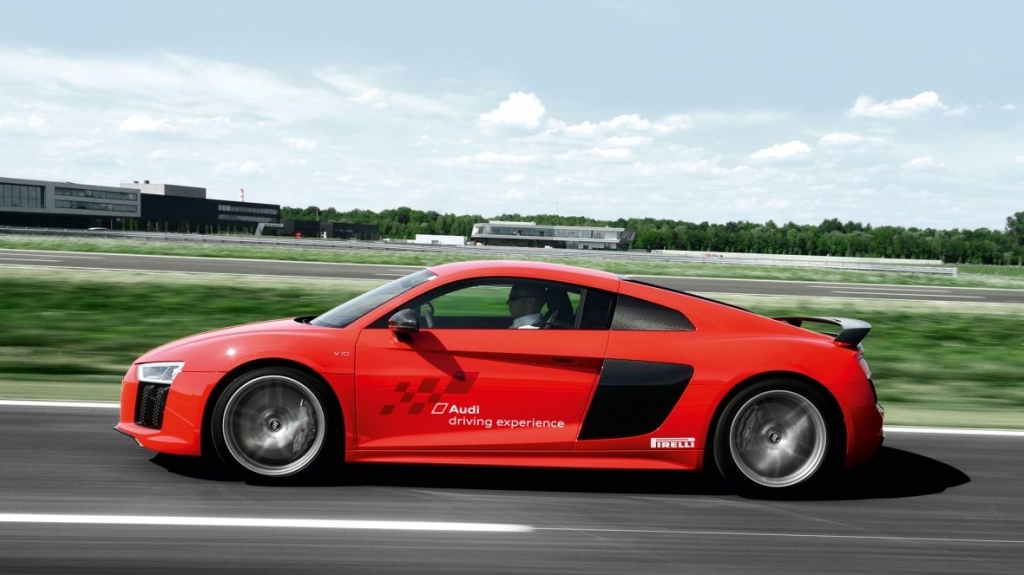 Biķerniekos dārdēs Audi R8 salūts