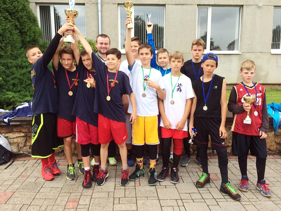 Ielu basketbolisti sadala kopvērtējuma kausus